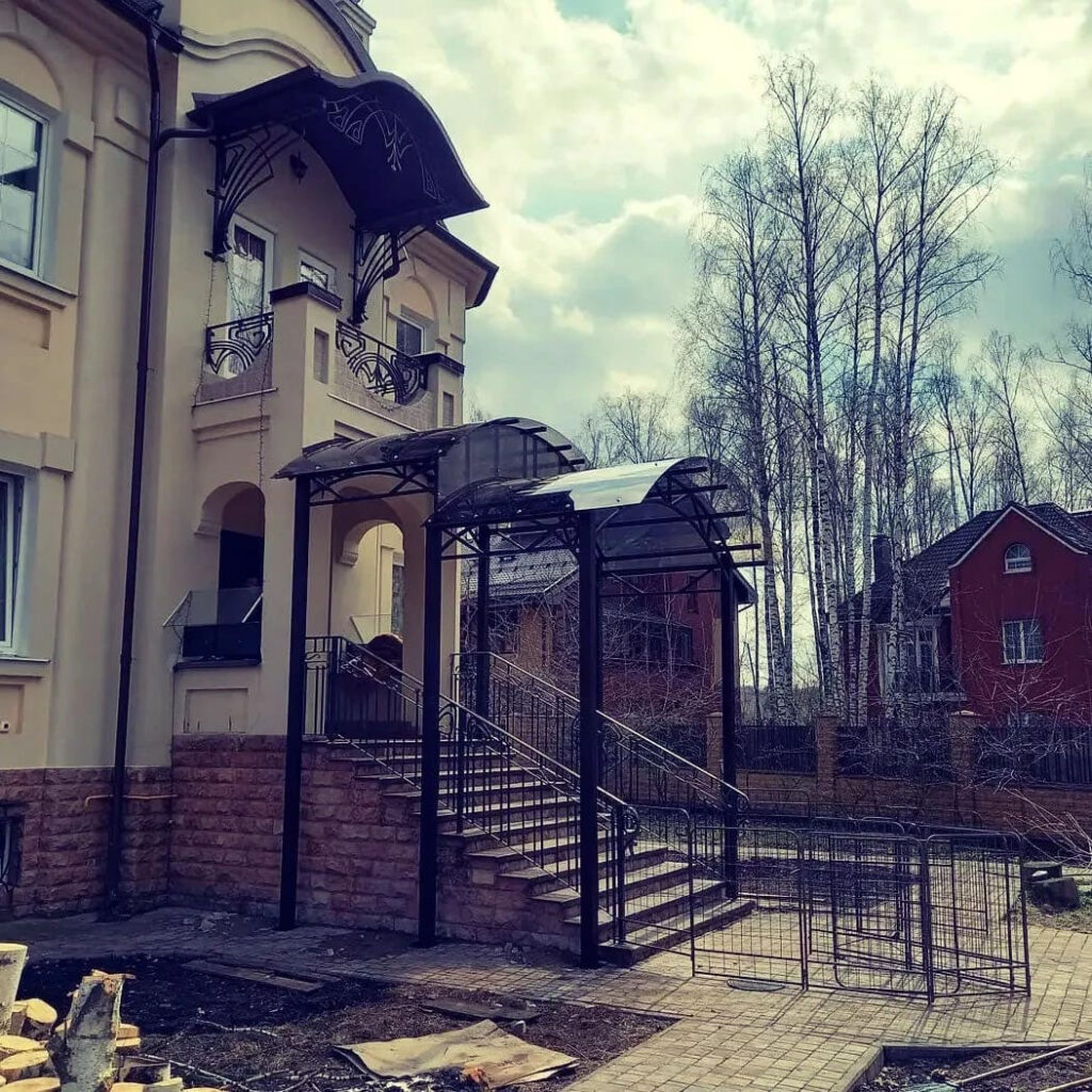 Козырёк над входом